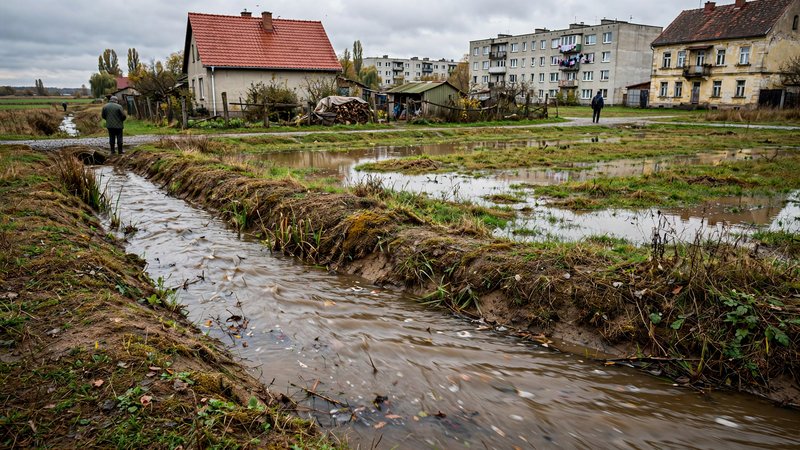 Rów odprowadzający wodę z zalewanej części działki
