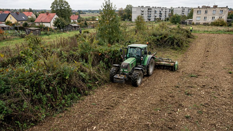Kosiarka bijakowa czyszcząca zarośnięty teren